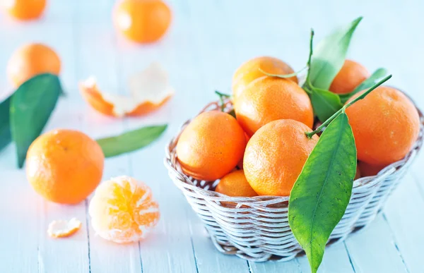 Fresh tangerines in basket — Stock Photo, Image