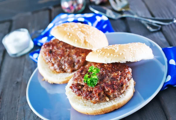 Escalopes avec pain sur assiette — Photo