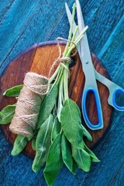 Aroma adaçayı ahşap tahta üzerinde