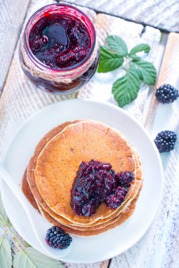 Böğürtlen reçeli ile Pancakes