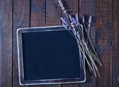Kara tahta ve taze lavanta