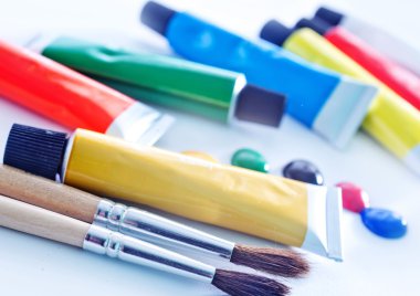 renk boya ve fırça