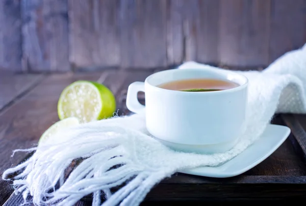 Chá fresco com limão na xícara — Fotografia de Stock