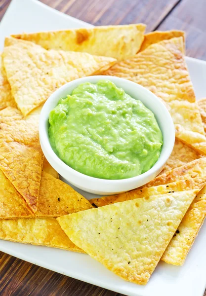 Nachos savoureux et wasabi — Photo