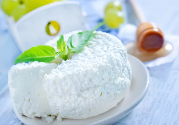 Käse auf Teller — Stockfoto