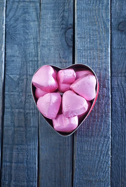 Doces de chocolate na folha — Fotografia de Stock