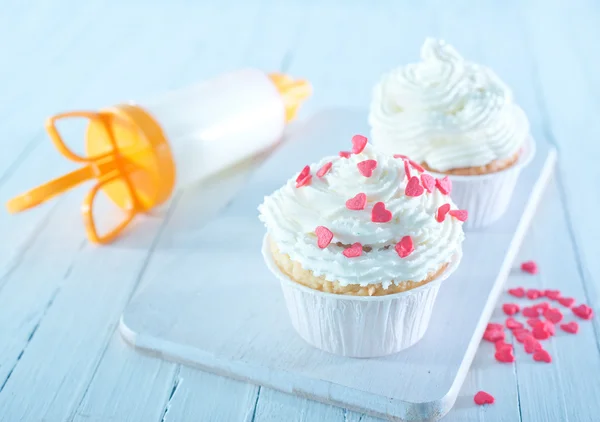 Muffins with white cream — Stock Photo, Image