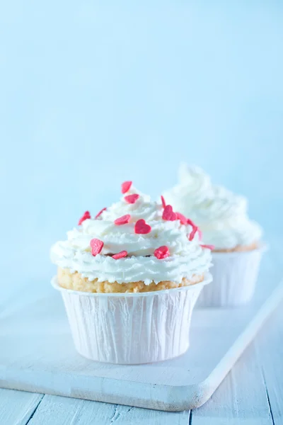 Muffins with white cream — Stock Photo, Image