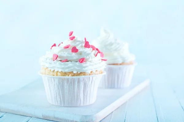 Muffins with white cream — Stock Photo, Image