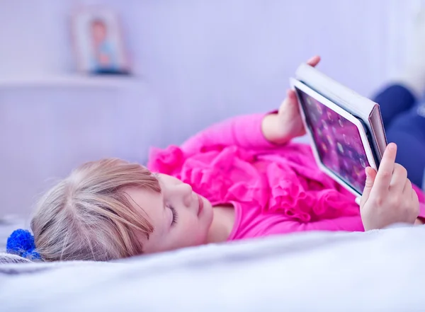 Vorschulkind spielt auf Tablet-PC — Stockfoto