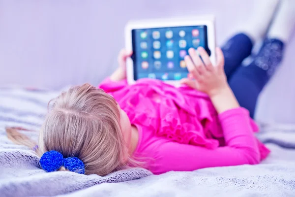 Bambino pre-adolescente che gioca su tablet pc — Foto Stock