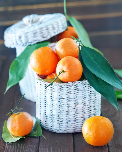 Taze mandalina beyaz sepet — Stok fotoğraf