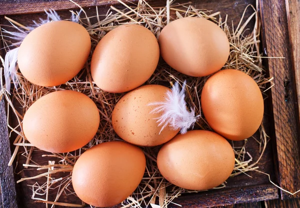 Huevos de pollo crudos con cáscaras marrones — Foto de Stock