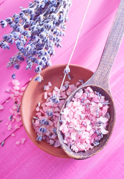 Sal marina en el tazón y lavanda — Foto de Stock