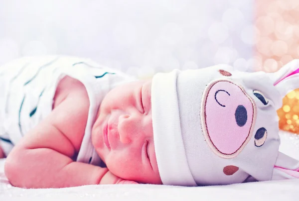 Kleine baby op bed — Stockfoto