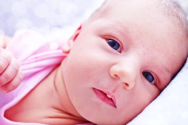 Pequeño bebé en la cama — Foto de Stock