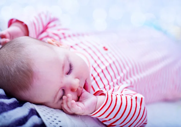 Pequeno bebê na cama — Fotografia de Stock