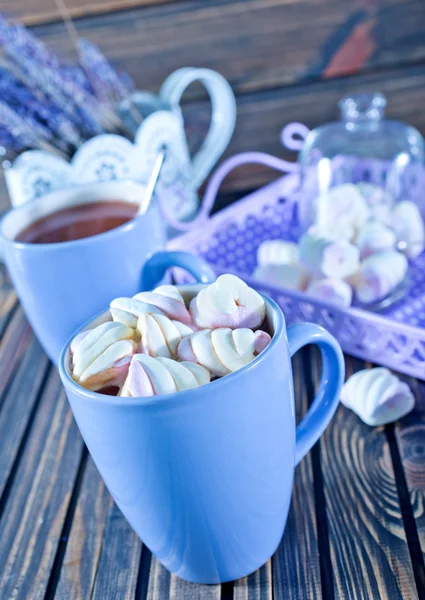 Pić kakao z marshmallow — Zdjęcie stockowe