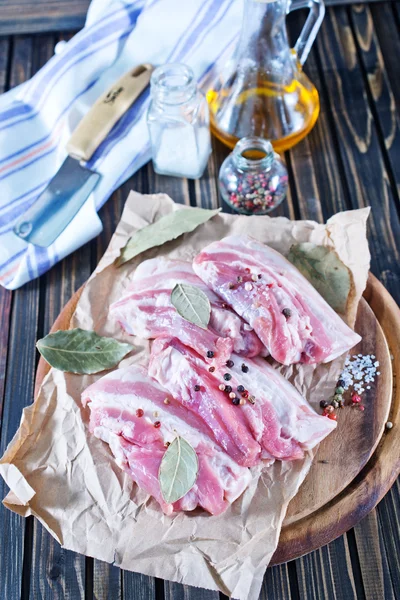 Carne crua com especiarias — Fotografia de Stock