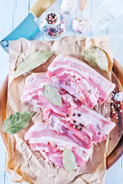 Carne crua com especiarias — Fotografia de Stock