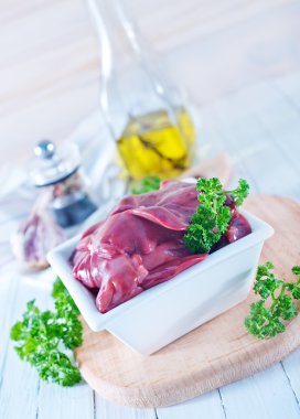 Kabın içinde pişmemiş karaciğer