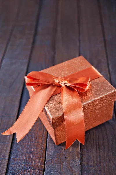 Коробка для подарков на столе — стоковое фото