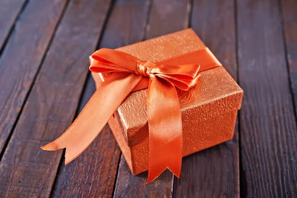 Scatola per regalo sul tavolo — Foto Stock