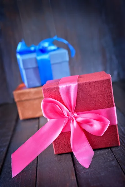 Scatola per regalo sul tavolo — Foto Stock