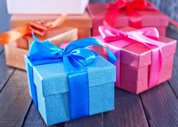 Scatola per regalo sul tavolo — Foto Stock