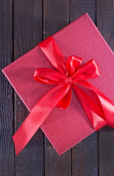 Scatola per regalo sul tavolo — Foto Stock