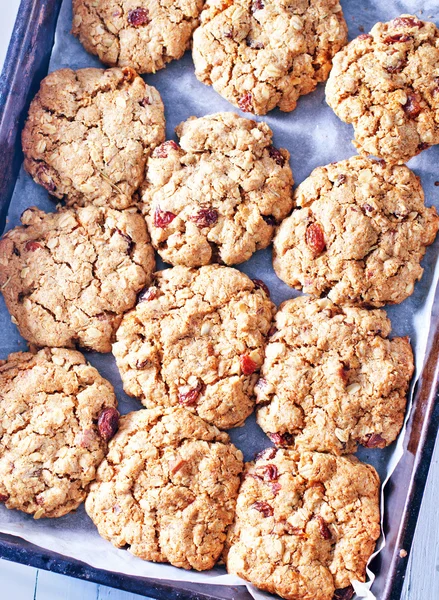 Biscotti al forno sul tavolo bianco — Foto Stock