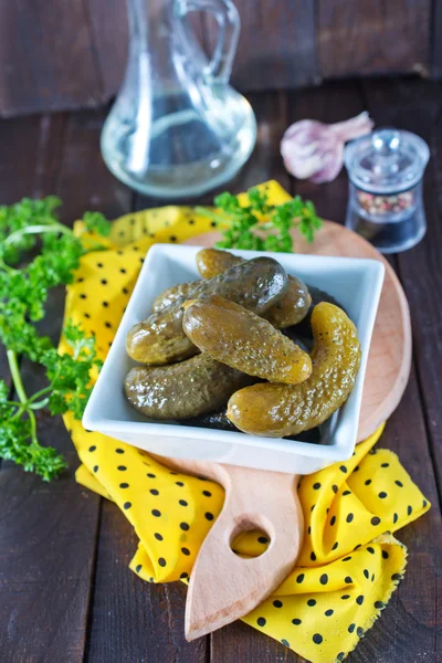 Marinated cucumbers in bowl — Stock Photo, Image