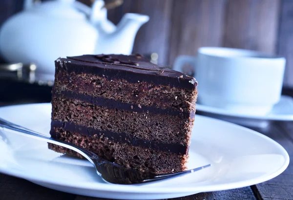 Schokoladenkuchen auf weißem Teller — Stockfoto