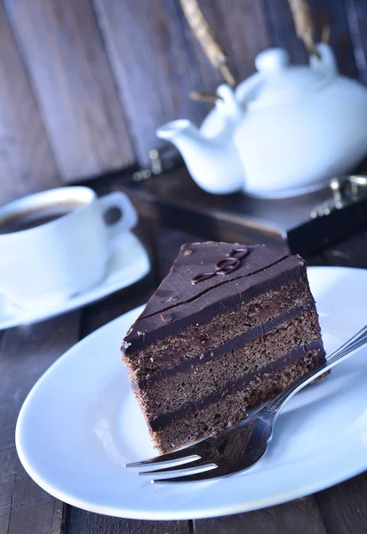 Schokoladenkuchen auf weißem Teller — Stockfoto