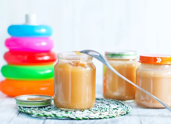 Comida para bebés en el banco — Foto de Stock