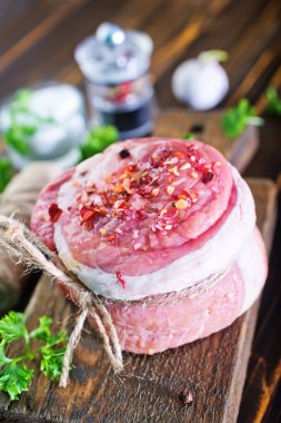 Tuz ve baharat ile çiğ et