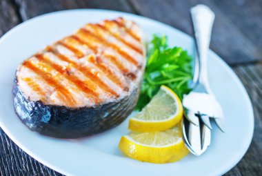 Limonlu ızgara somon biftek