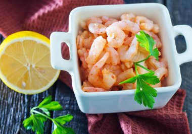 Haşlanmış karides ve taze limon