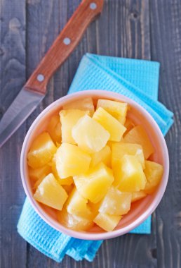 Ananas kabın içinde