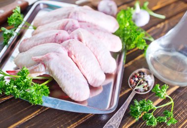 Tavuk kanadı tuz ve baharat ile