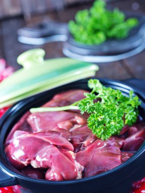 Kabın içinde pişmemiş karaciğer