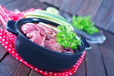 Kabın içinde pişmemiş karaciğer