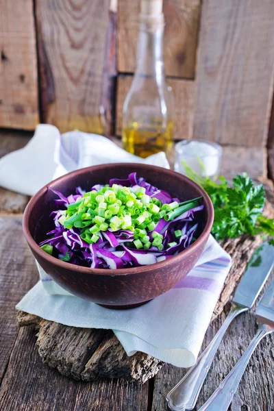 Salade savoureuse dans un bol — Photo