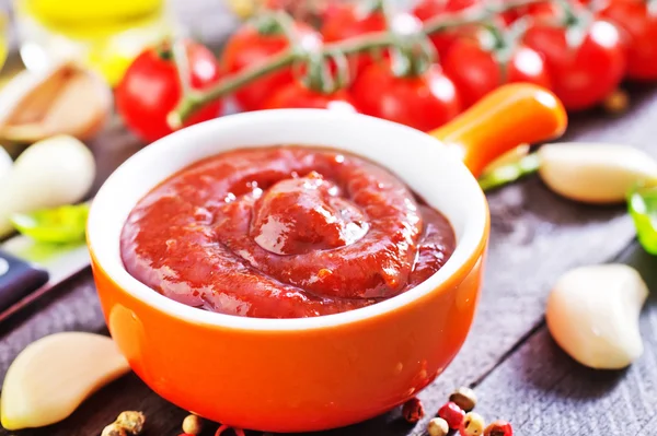 Tomatensaus in schaal — Stockfoto