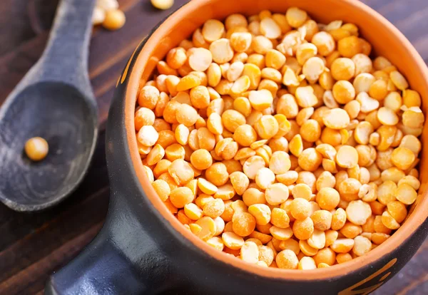 Dry peas in cearamic bowl — Stock Photo, Image