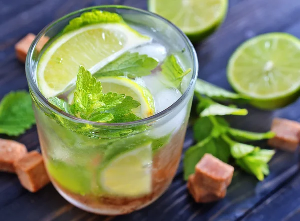 Coquetel de Mojito em vidro — Fotografia de Stock