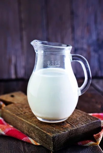 조끼에 신선한 우유 — 스톡 사진