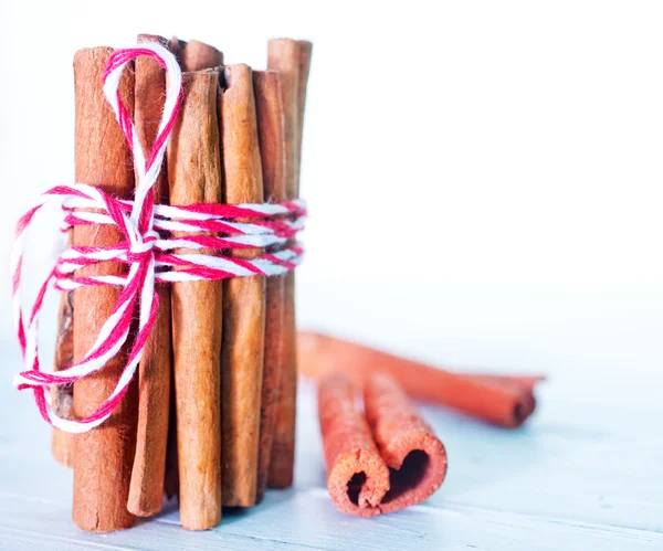 Aroma cinnamon and color threads — Stock Photo, Image