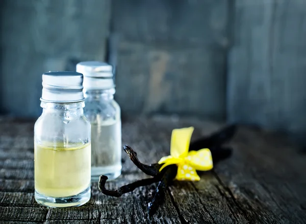Aromaöl in Glasschale — Stockfoto