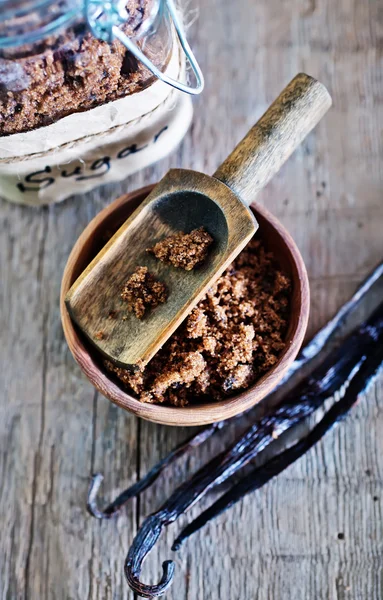 Reed sugar in bowl and vanilla — Stock Photo, Image